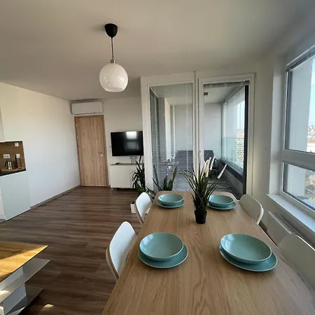 With Panoramic View By The Hockey Arena Apartmán Bratislava